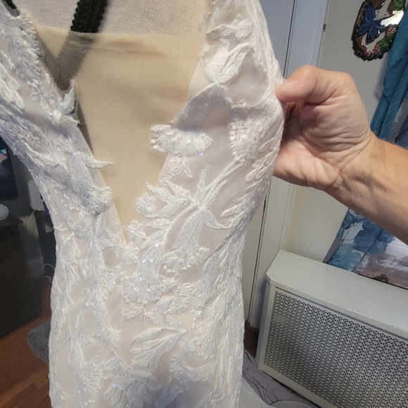 Elegant White Lace Wedding Dress - Picture 14 of 15